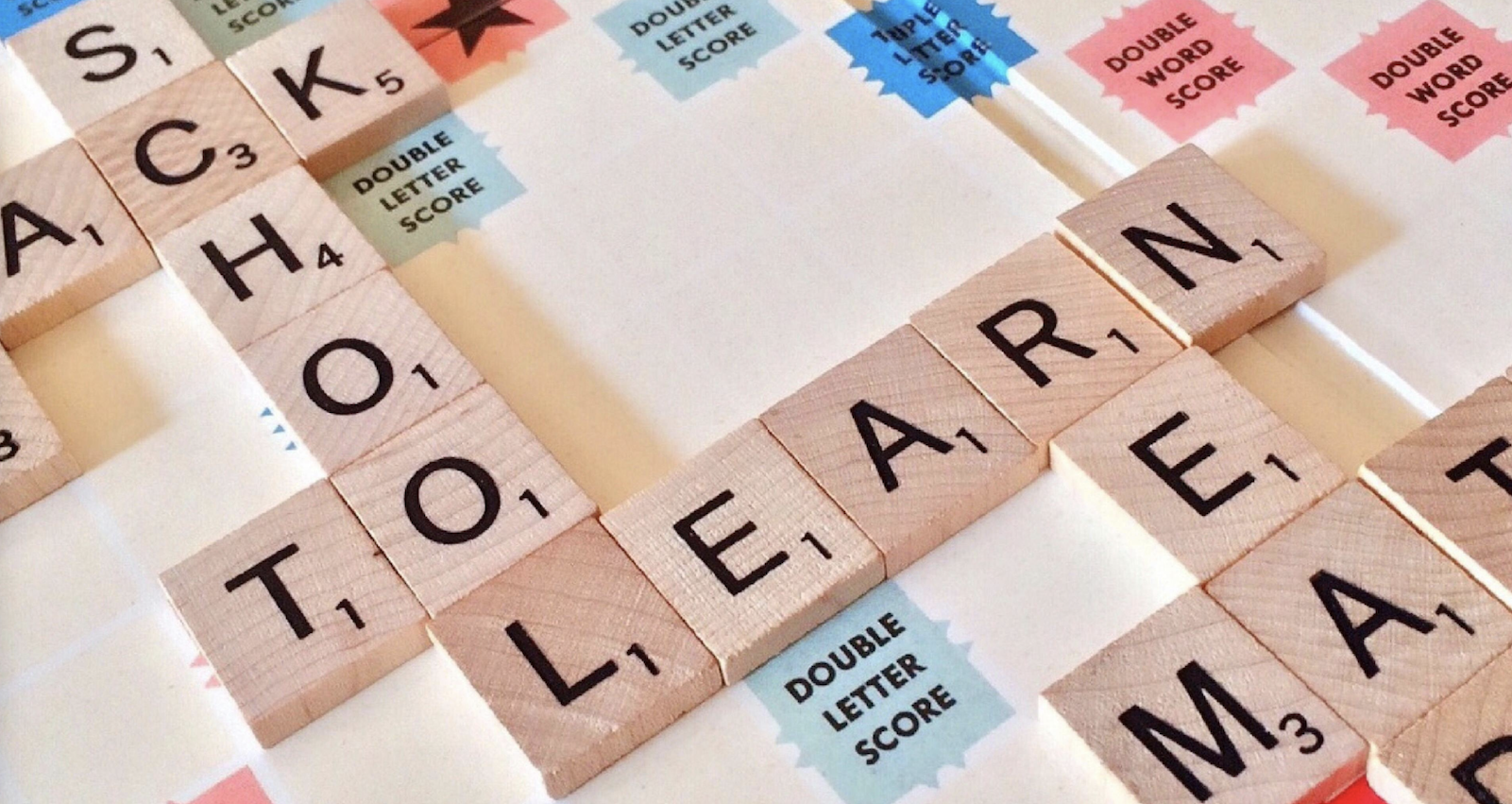 Die Abbildung zeigt die Worte SCHOOL TO LEARN in Form eines Legespiels.