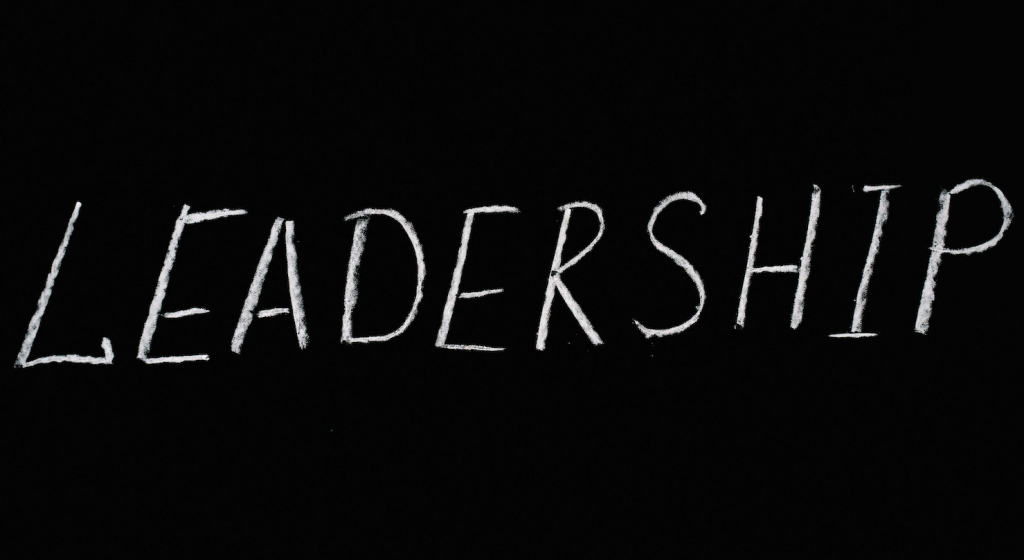 Das Bild zeigt das mit Kreide auf eine schwarze Tafel geschriebene Wort LEADERSHIP.