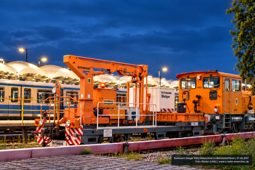 Ruthmann-Hubsteiger auf Schienenfahrgestell mit angekuppelter Lokomotive im Münchner U-Bahn-Betriebshof – Praxisbericht zur Maschinensicherheit.